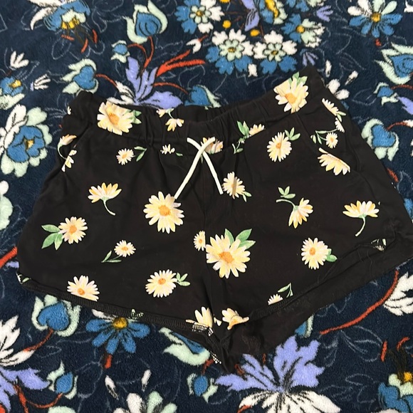 Old navy Daisy soft shorts - Picture 1 of 1